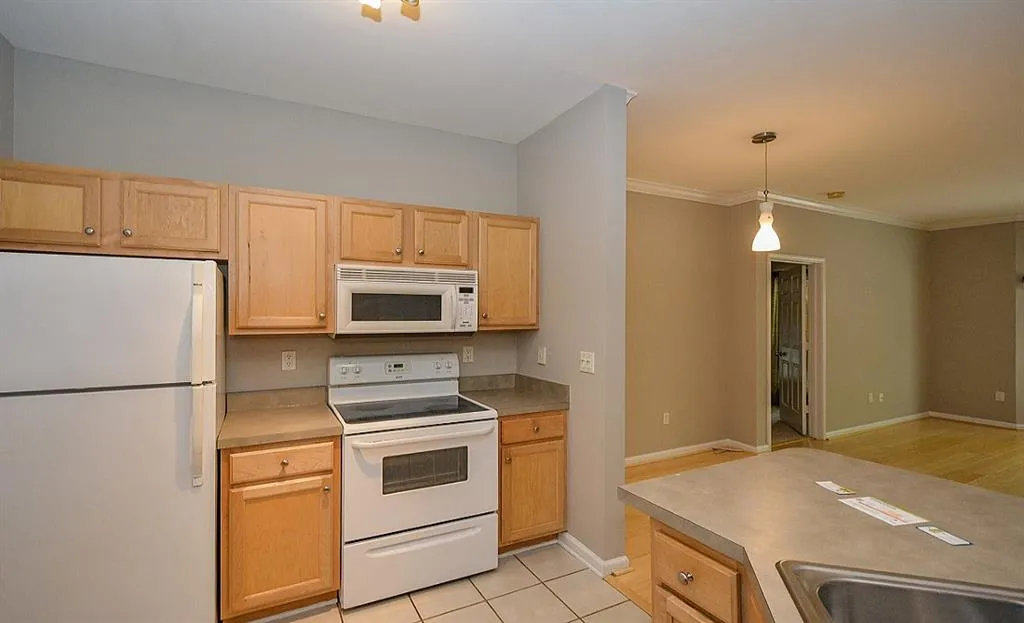 5641 Roswell Road Unit 103, Atlanta, Georgia 30342, 2 Bedrooms Bedrooms, ,2 BathroomsBathrooms,Residential,Sold,5641 Roswell Road Unit 103,5735209