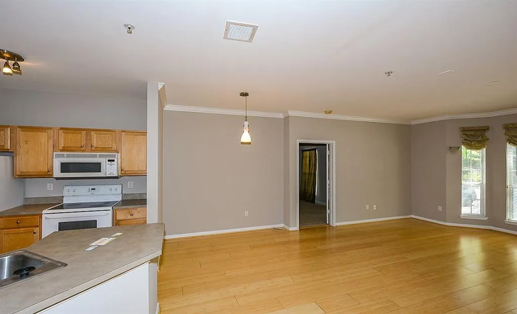 5641 Roswell Road Unit 103, Atlanta, Georgia 30342, 2 Bedrooms Bedrooms, ,2 BathroomsBathrooms,Residential,Sold,5641 Roswell Road Unit 103,5735209