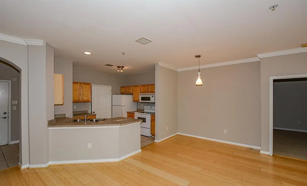 5641 Roswell Road Unit 103, Atlanta, Georgia 30342, 2 Bedrooms Bedrooms, ,2 BathroomsBathrooms,Residential,Sold,5641 Roswell Road Unit 103,5735209