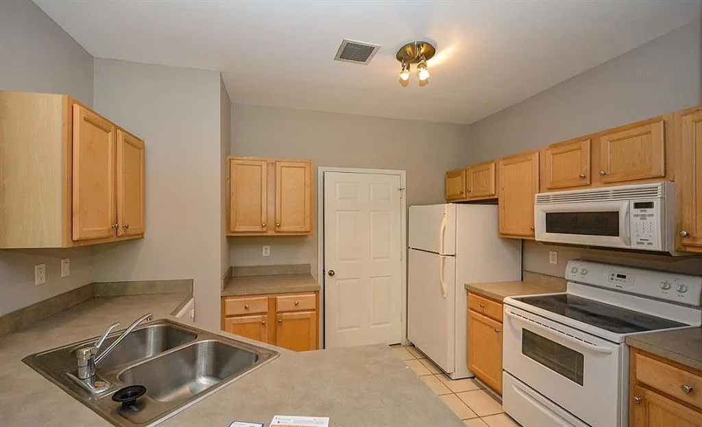 5641 Roswell Road Unit 103, Atlanta, Georgia 30342, 2 Bedrooms Bedrooms, ,2 BathroomsBathrooms,Residential,Sold,5641 Roswell Road Unit 103,5735209