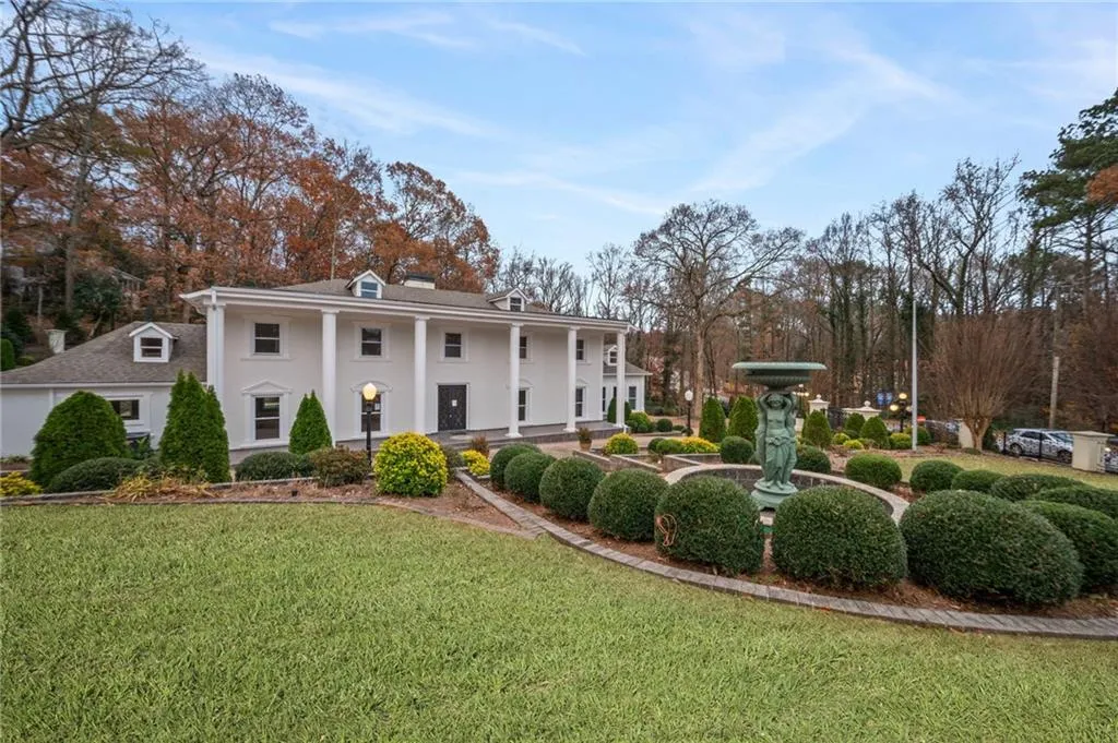 View of front facade featuring a front yard