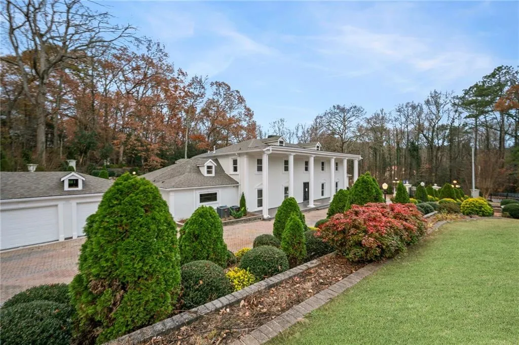 View of front facade with a front yard