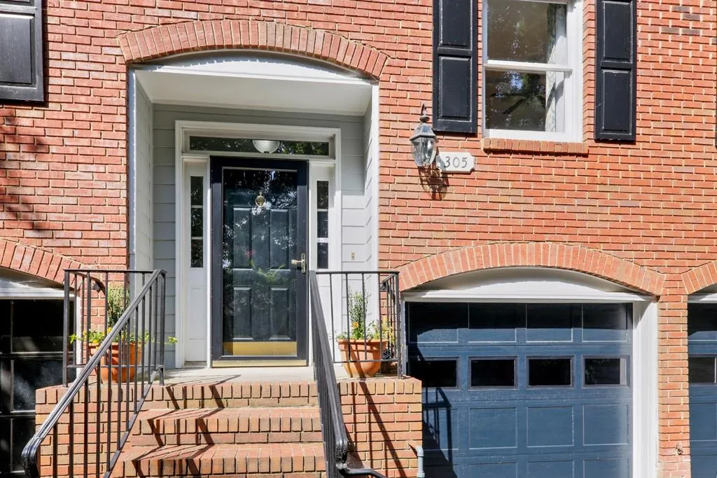 305 Dunwoody Chace, Sandy Springs, Georgia 30328, 3 Bedrooms Bedrooms, ,2 BathroomsBathrooms,Residential,Sold,305 Dunwoody Chace,6834649