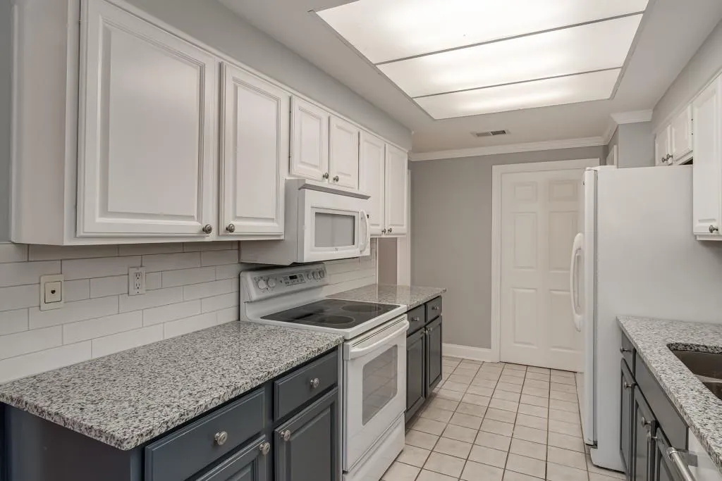 305 Dunwoody Chace, Sandy Springs, Georgia 30328, 3 Bedrooms Bedrooms, ,2 BathroomsBathrooms,Residential,Sold,305 Dunwoody Chace,6834649