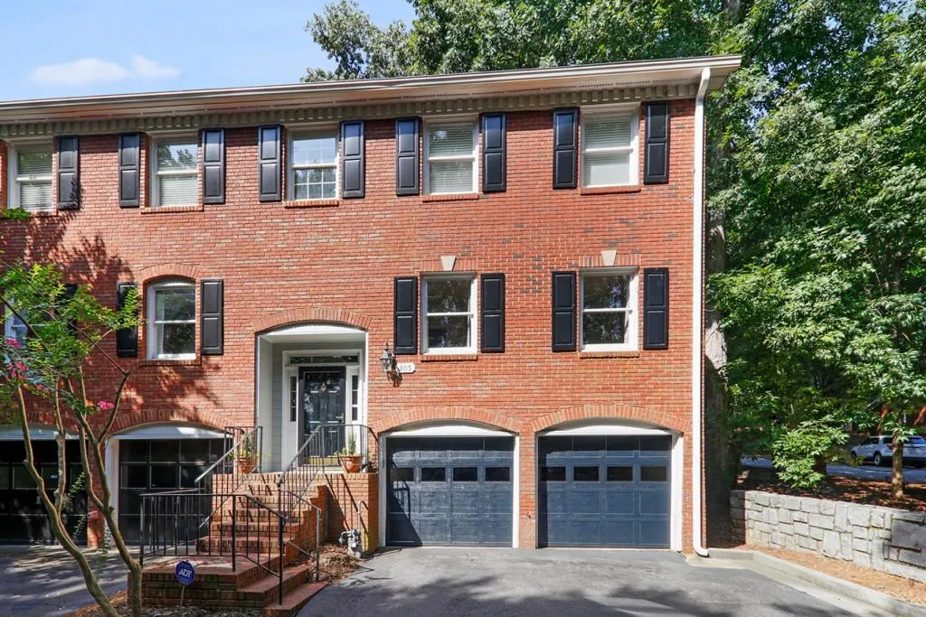 305 Dunwoody Chace, Sandy Springs, Georgia 30328, 3 Bedrooms Bedrooms, ,2 BathroomsBathrooms,Residential,Sold,305 Dunwoody Chace,6834649