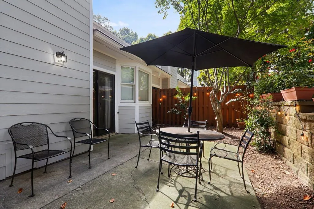 305 Dunwoody Chace, Sandy Springs, Georgia 30328, 3 Bedrooms Bedrooms, ,2 BathroomsBathrooms,Residential,Sold,305 Dunwoody Chace,6834649