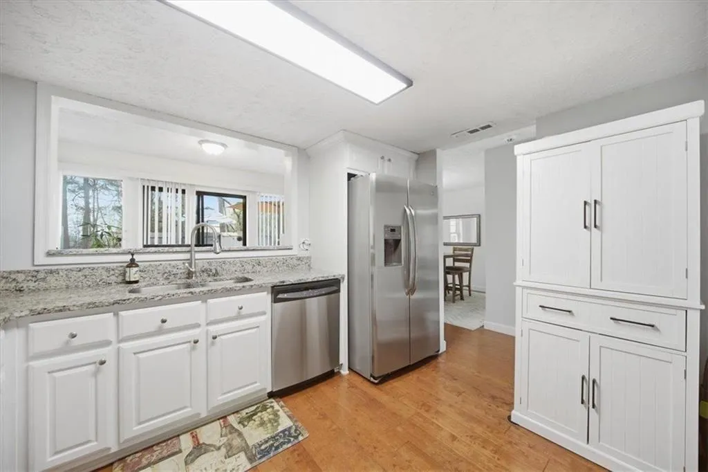 7750 Roswell Road Unit 9b, Sandy Springs, Georgia 30350, 3 Bedrooms Bedrooms, ,2 BathroomsBathrooms,Residential,For Sale,7750 Roswell Road Unit 9b,7734287