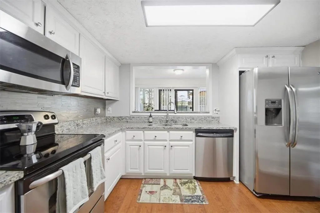 7750 Roswell Road Unit 9b, Sandy Springs, Georgia 30350, 3 Bedrooms Bedrooms, ,2 BathroomsBathrooms,Residential,For Sale,7750 Roswell Road Unit 9b,7734287