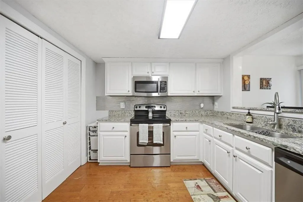 7750 Roswell Road Unit 9b, Sandy Springs, Georgia 30350, 3 Bedrooms Bedrooms, ,2 BathroomsBathrooms,Residential,For Sale,7750 Roswell Road Unit 9b,7734287