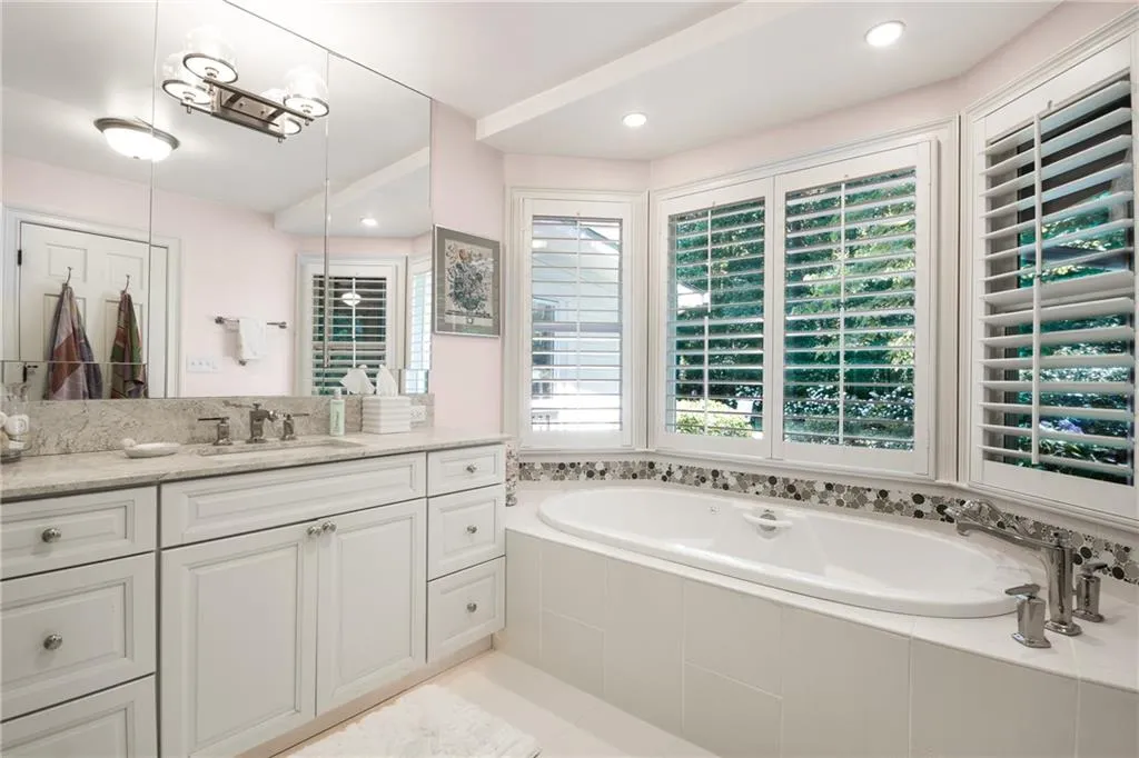 5655 Lake Island Drive, Sandy Springs, Georgia 30327, 6 Bedrooms Bedrooms, ,5 BathroomsBathrooms,Residential,Sold,5655 Lake Island Drive,6727347