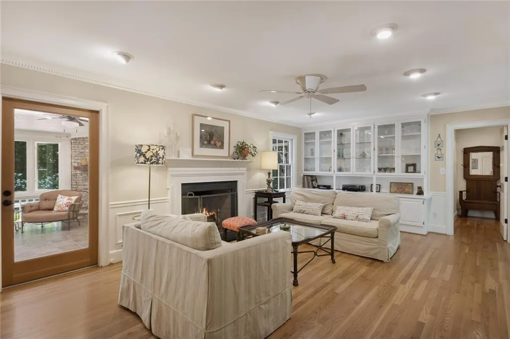 5655 Lake Island Drive, Sandy Springs, Georgia 30327, 6 Bedrooms Bedrooms, ,5 BathroomsBathrooms,Residential,Sold,5655 Lake Island Drive,6727347