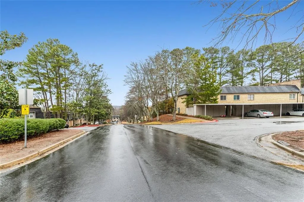 315 Winding River Drive Unit E, Sandy Springs, Georgia 30350, 3 Bedrooms Bedrooms, ,2 BathroomsBathrooms,Residential,Sold,315 Winding River Drive Unit E,7162444