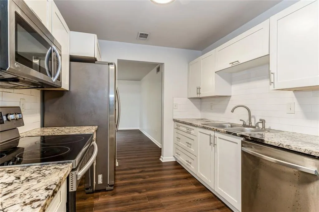 315 Winding River Drive Unit E, Sandy Springs, Georgia 30350, 3 Bedrooms Bedrooms, ,2 BathroomsBathrooms,Residential,Sold,315 Winding River Drive Unit E,7162444