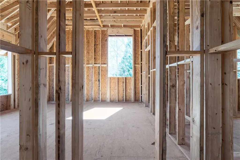 Miscellaneous room with a wealth of natural light