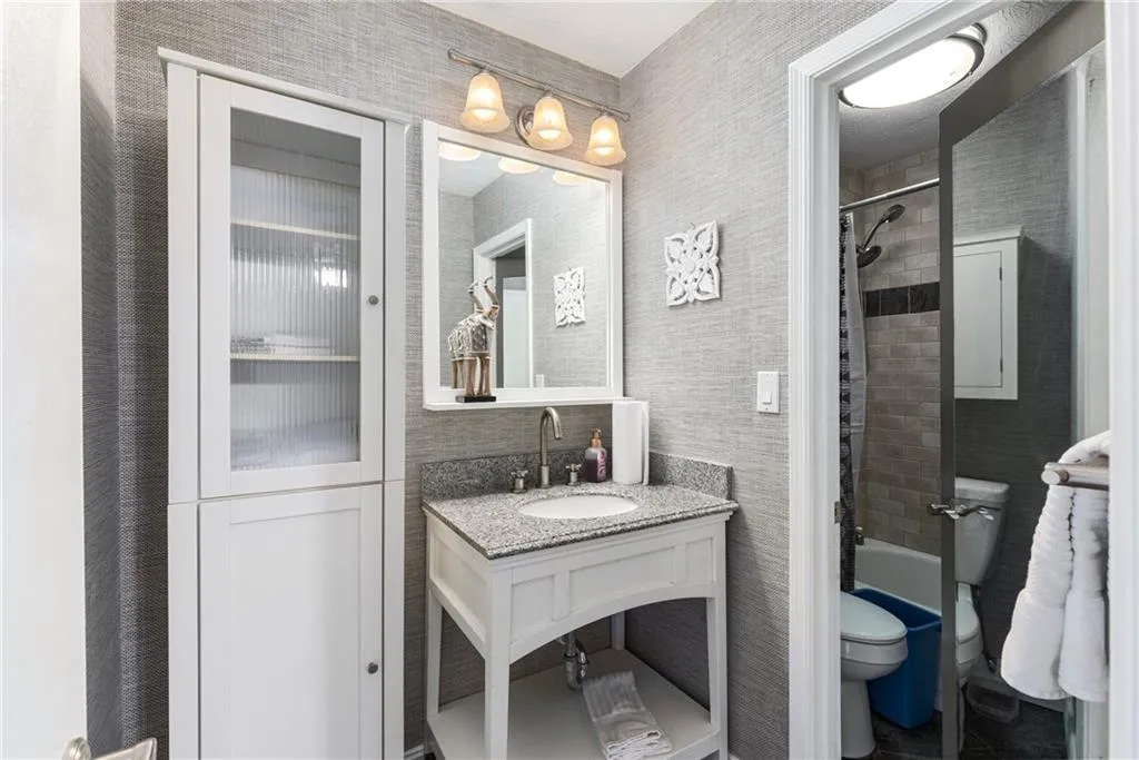 7750 Roswell Road Unit 5f, Sandy Springs, Georgia 30350, 2 Bedrooms Bedrooms, ,1 BathroomBathrooms,Residential,Sold,7750 Roswell Road Unit 5f,7059427