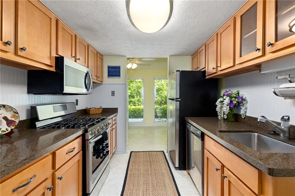 7750 Roswell Road Unit 5f, Sandy Springs, Georgia 30350, 2 Bedrooms Bedrooms, ,1 BathroomBathrooms,Residential,Sold,7750 Roswell Road Unit 5f,7059427
