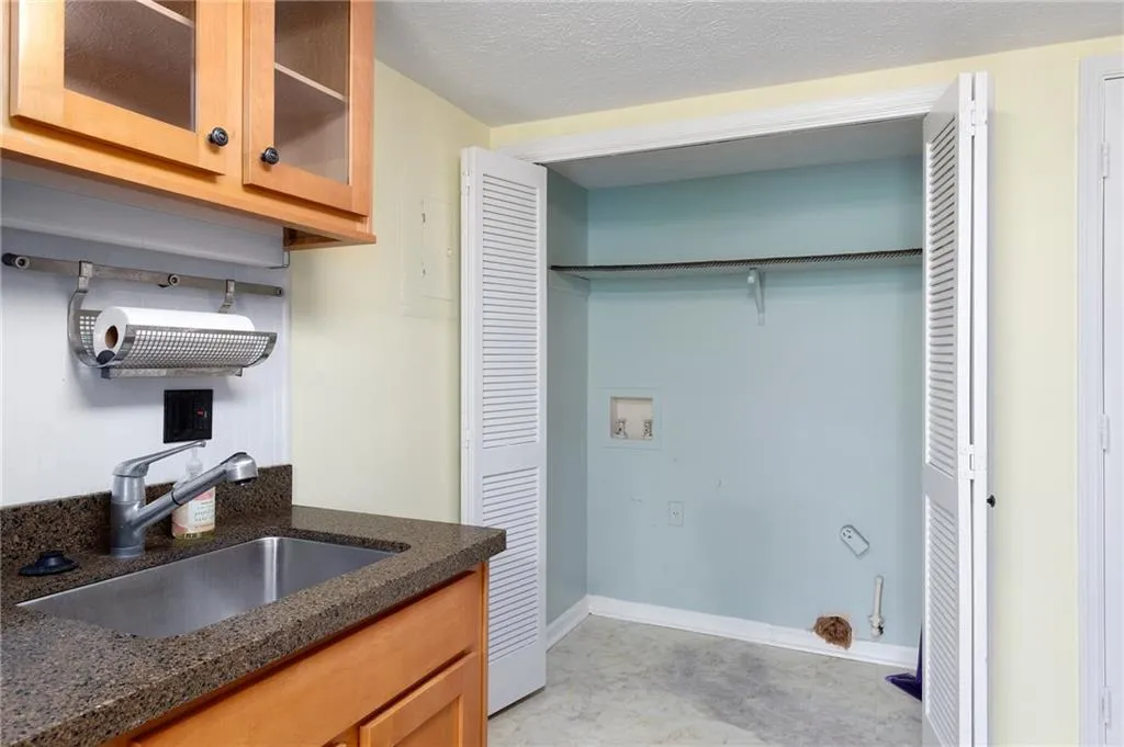 7750 Roswell Road Unit 5f, Sandy Springs, Georgia 30350, 2 Bedrooms Bedrooms, ,1 BathroomBathrooms,Residential,Sold,7750 Roswell Road Unit 5f,7059427