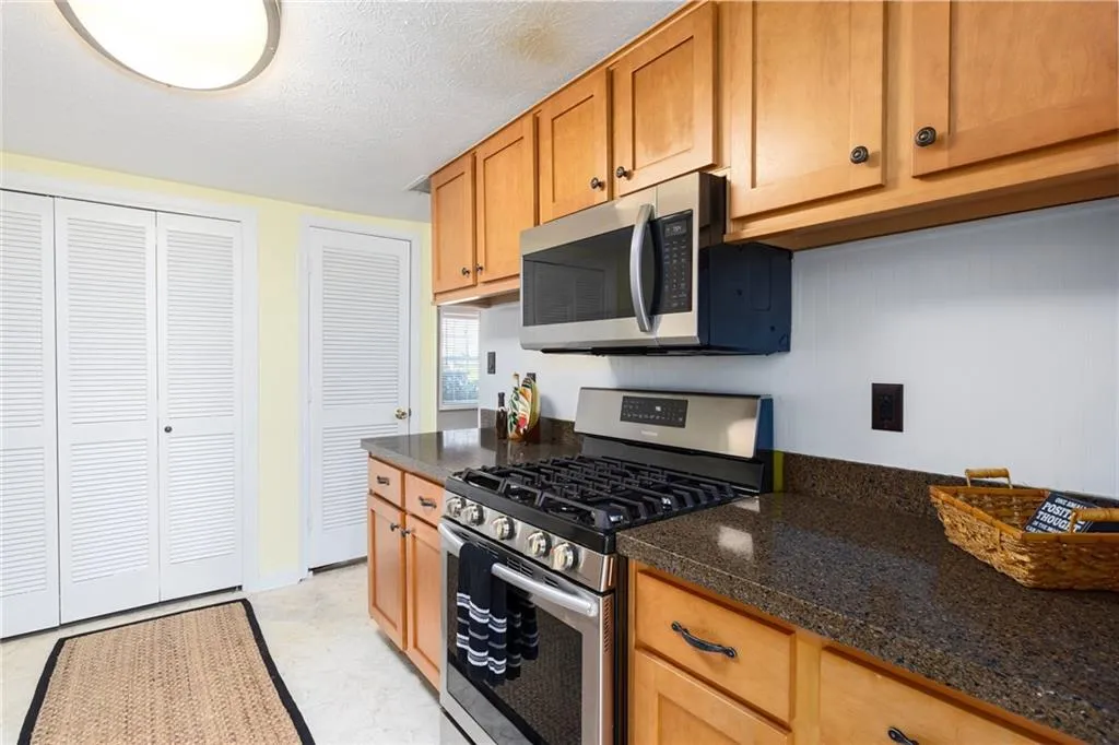 7750 Roswell Road Unit 5f, Sandy Springs, Georgia 30350, 2 Bedrooms Bedrooms, ,1 BathroomBathrooms,Residential,Sold,7750 Roswell Road Unit 5f,7059427