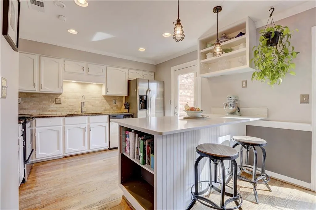 1 Queen Victoria Place Ne, Atlanta, Georgia 30342, 2 Bedrooms Bedrooms, ,2 BathroomsBathrooms,Residential,Sold,1 Queen Victoria Place Ne,5950031