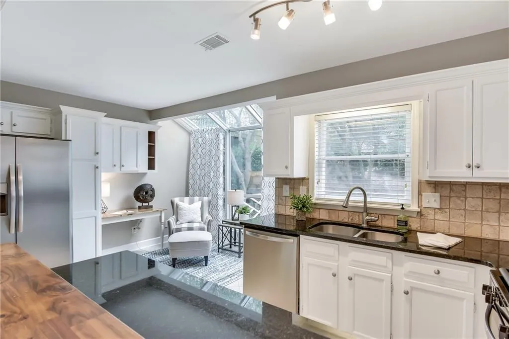 7500 Roswell Road Unit 30, Sandy Springs, Georgia 30350, 2 Bedrooms Bedrooms, ,2 BathroomsBathrooms,Residential,Sold,7500 Roswell Road Unit 30,6596566