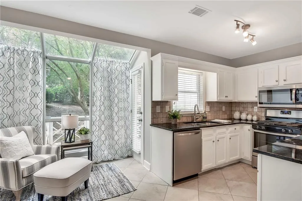 7500 Roswell Road Unit 30, Sandy Springs, Georgia 30350, 2 Bedrooms Bedrooms, ,2 BathroomsBathrooms,Residential,Sold,7500 Roswell Road Unit 30,6596566