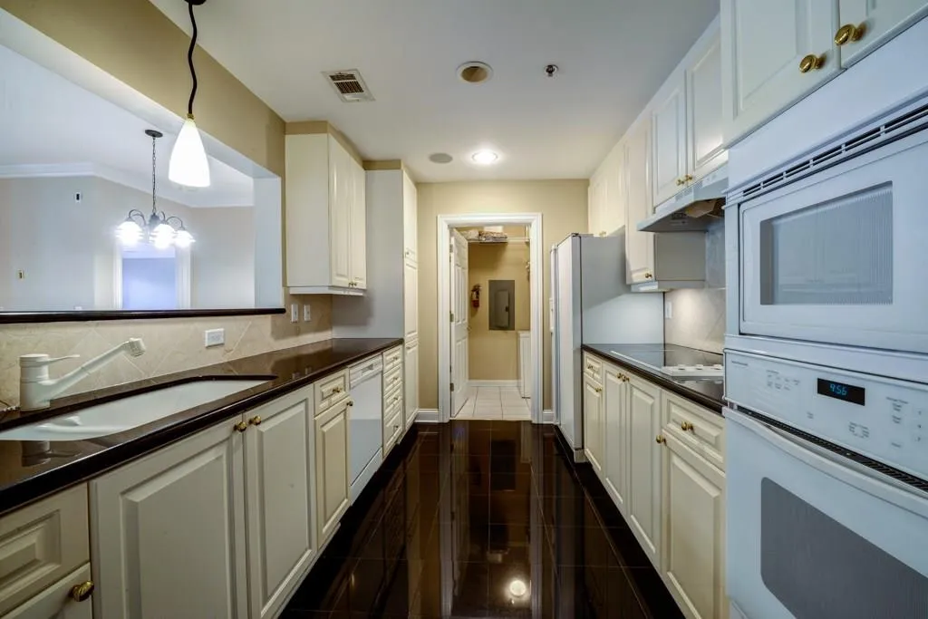 211 Colonial Homes Drive Nw Unit 2405, Atlanta, Georgia 30309, 2 Bedrooms Bedrooms, ,2 BathroomsBathrooms,Residential,Sold,211 Colonial Homes Drive Nw Unit 2405,5666842