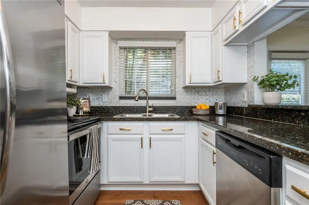 6940 Roswell Road Unit B4, Sandy Springs, Georgia 30328, 2 Bedrooms Bedrooms, ,1 BathroomBathrooms,Residential,For Sale,6940 Roswell Road Unit B4,7729982