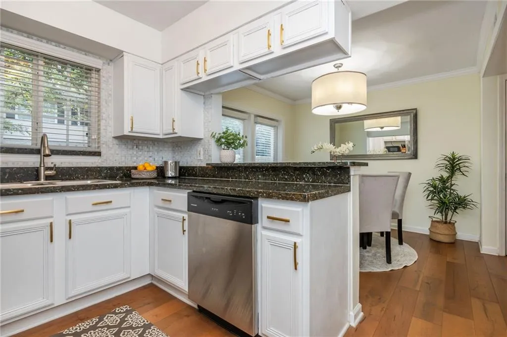 6940 Roswell Road Unit B4, Sandy Springs, Georgia 30328, 2 Bedrooms Bedrooms, ,1 BathroomBathrooms,Residential,For Sale,6940 Roswell Road Unit B4,7729982