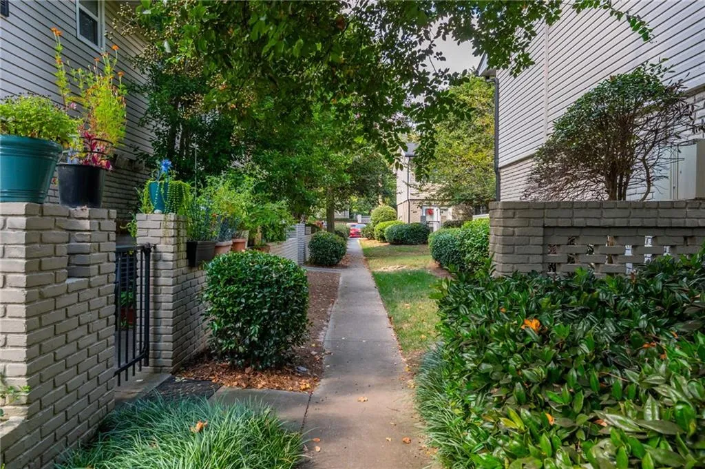6940 Roswell Road Unit B4, Sandy Springs, Georgia 30328, 2 Bedrooms Bedrooms, ,1 BathroomBathrooms,Residential,For Sale,6940 Roswell Road Unit B4,7729982