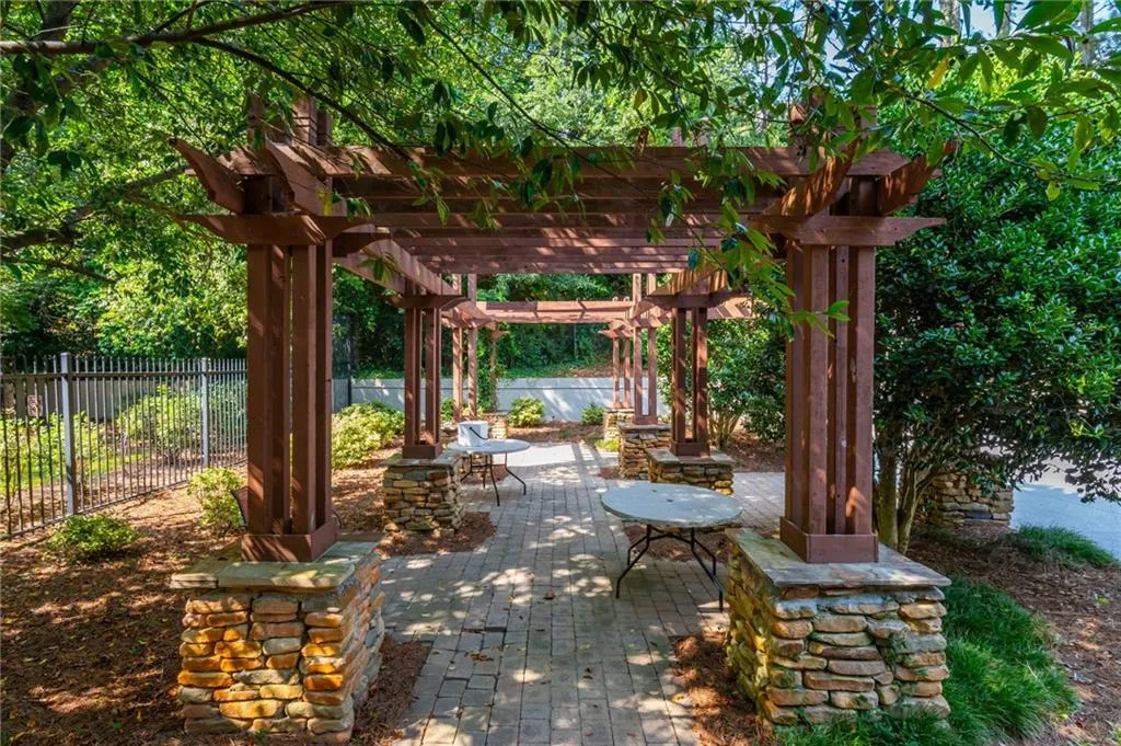 6940 Roswell Road Unit B4, Sandy Springs, Georgia 30328, 2 Bedrooms Bedrooms, ,1 BathroomBathrooms,Residential,For Sale,6940 Roswell Road Unit B4,7729982