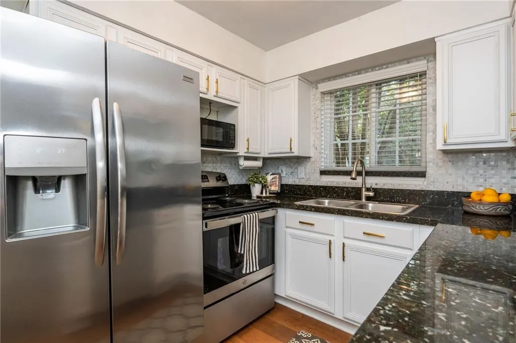 6940 Roswell Road Unit B4, Sandy Springs, Georgia 30328, 2 Bedrooms Bedrooms, ,1 BathroomBathrooms,Residential,For Sale,6940 Roswell Road Unit B4,7729982