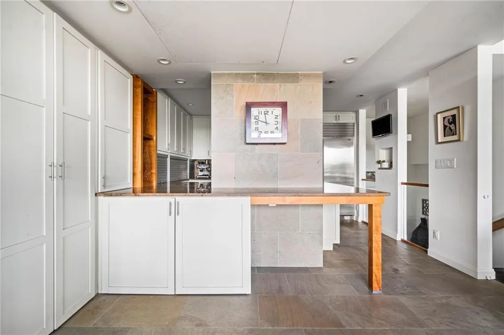 Kitchen with Island breakfast bar
