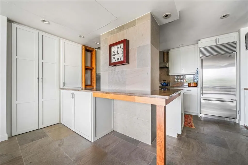 Kitchen with Island breakfast bar