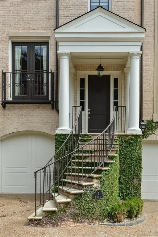 92 Old Ivy Road Ne Unit 7, Atlanta, Georgia 30342, 4 Bedrooms Bedrooms, ,4 BathroomsBathrooms,Residential,Sold,92 Old Ivy Road Ne Unit 7,5599922
