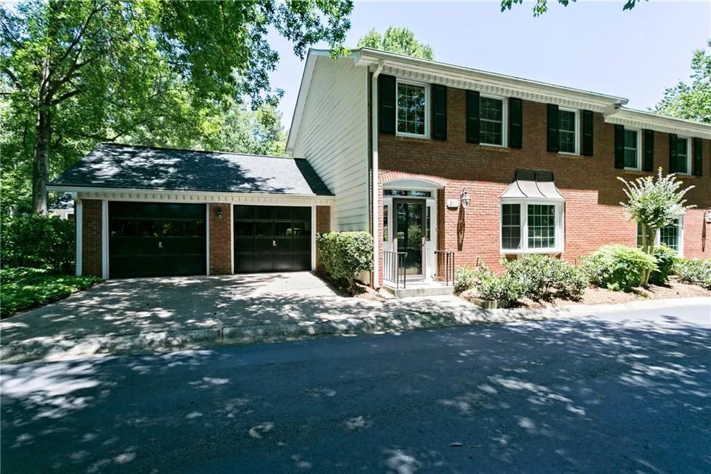 201 Dunwoody Chace, Sandy Springs, Georgia 30328, 2 Bedrooms Bedrooms, ,2 BathroomsBathrooms,Residential,Sold,201 Dunwoody Chace,5711813