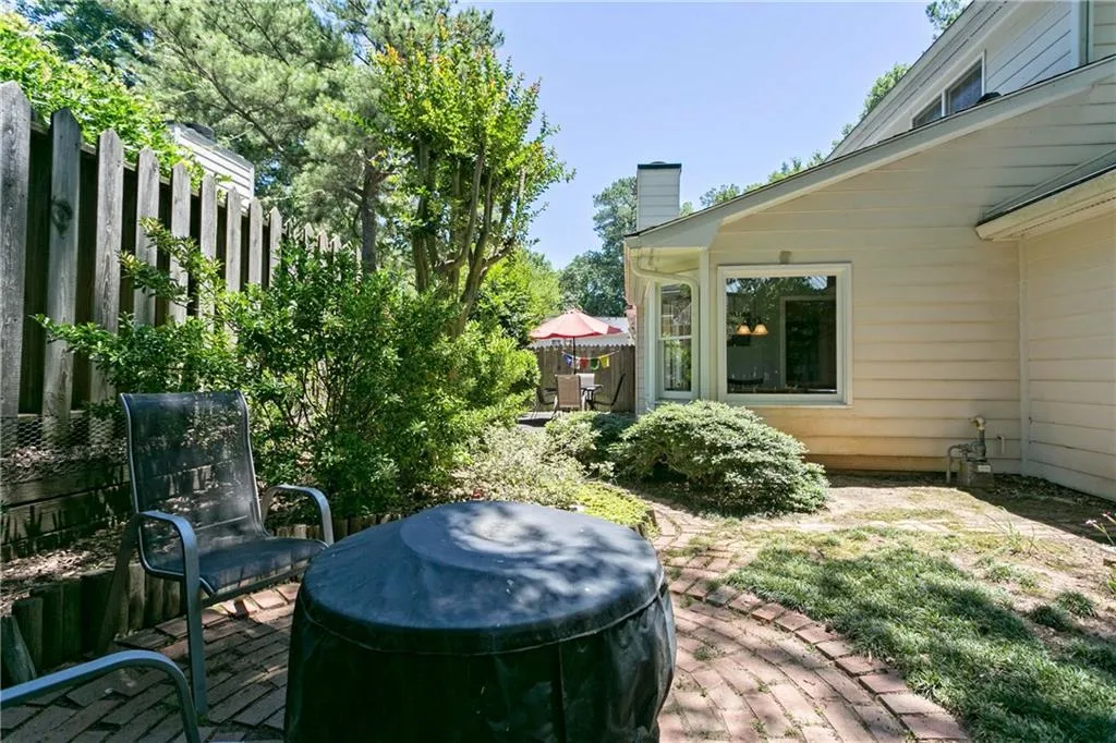 201 Dunwoody Chace, Sandy Springs, Georgia 30328, 2 Bedrooms Bedrooms, ,2 BathroomsBathrooms,Residential,Sold,201 Dunwoody Chace,5711813