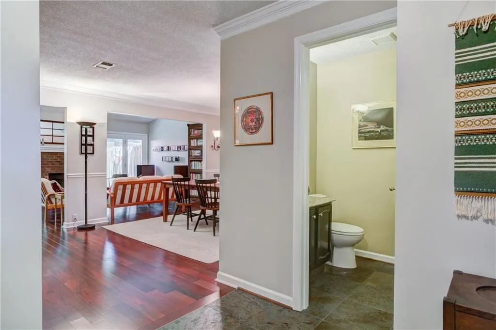 201 Dunwoody Chace, Sandy Springs, Georgia 30328, 2 Bedrooms Bedrooms, ,2 BathroomsBathrooms,Residential,Sold,201 Dunwoody Chace,5711813