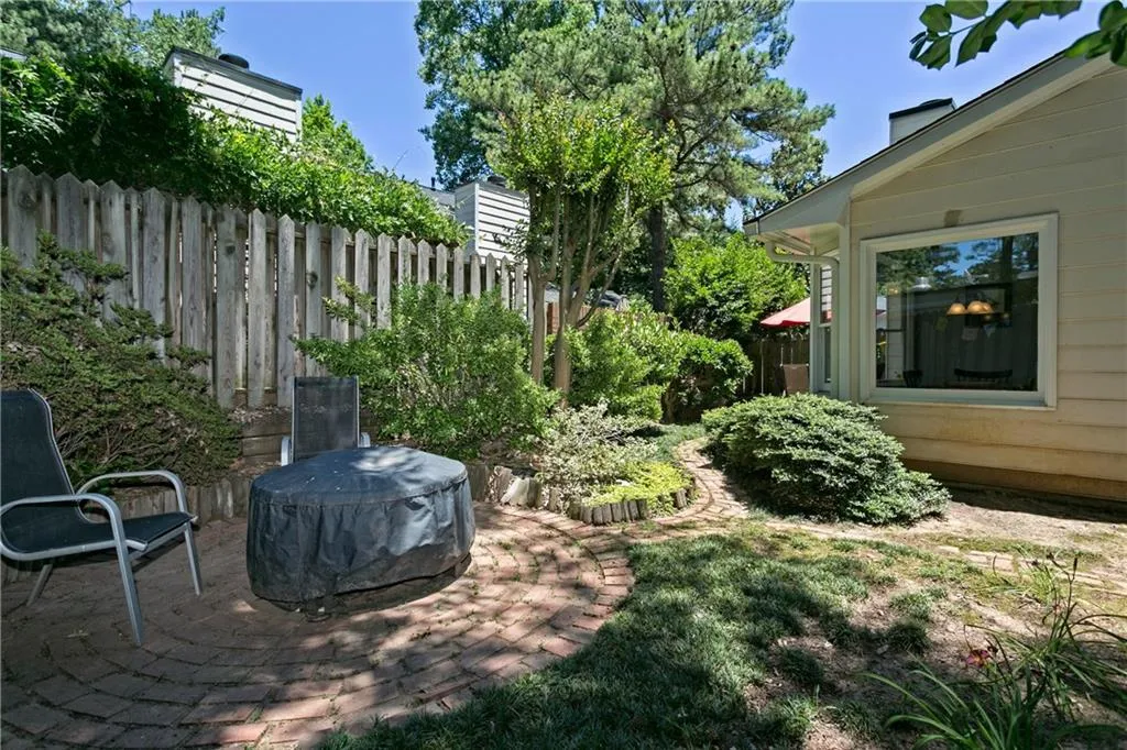 201 Dunwoody Chace, Sandy Springs, Georgia 30328, 2 Bedrooms Bedrooms, ,2 BathroomsBathrooms,Residential,Sold,201 Dunwoody Chace,5711813