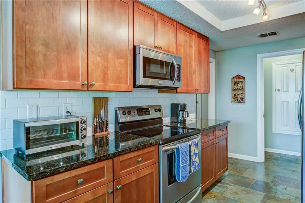 201 Dunwoody Chace, Sandy Springs, Georgia 30328, 2 Bedrooms Bedrooms, ,2 BathroomsBathrooms,Residential,Sold,201 Dunwoody Chace,5711813