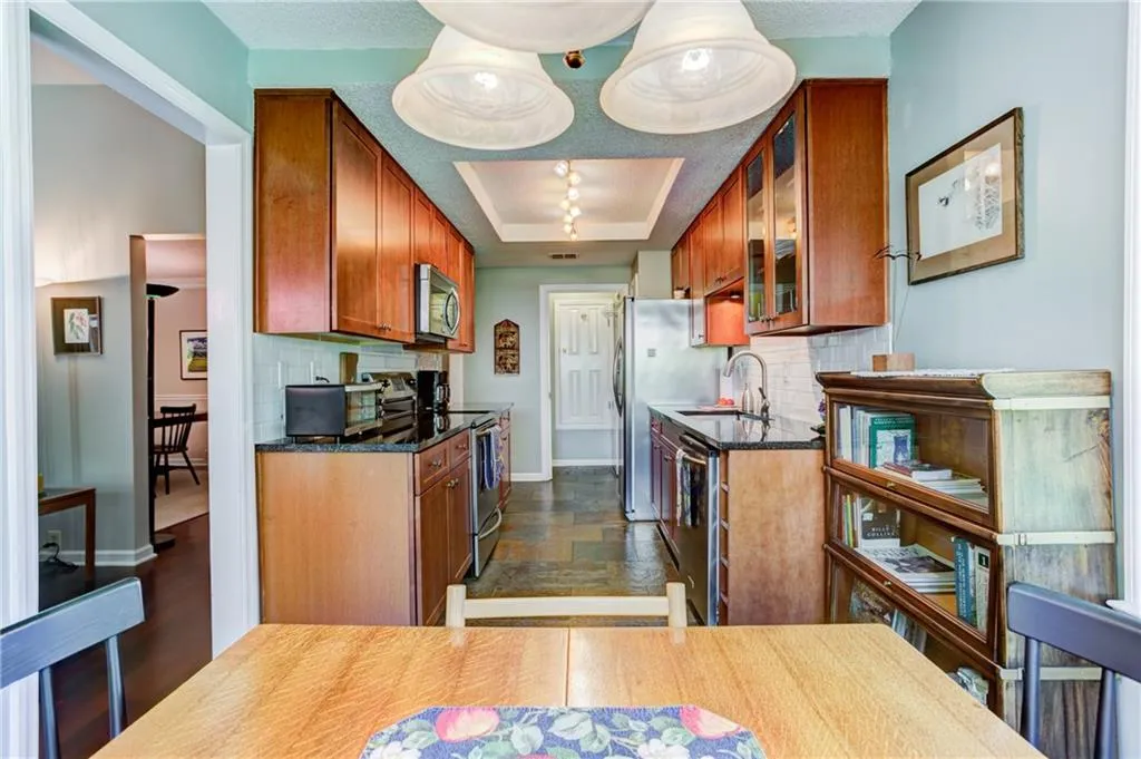 201 Dunwoody Chace, Sandy Springs, Georgia 30328, 2 Bedrooms Bedrooms, ,2 BathroomsBathrooms,Residential,Sold,201 Dunwoody Chace,5711813