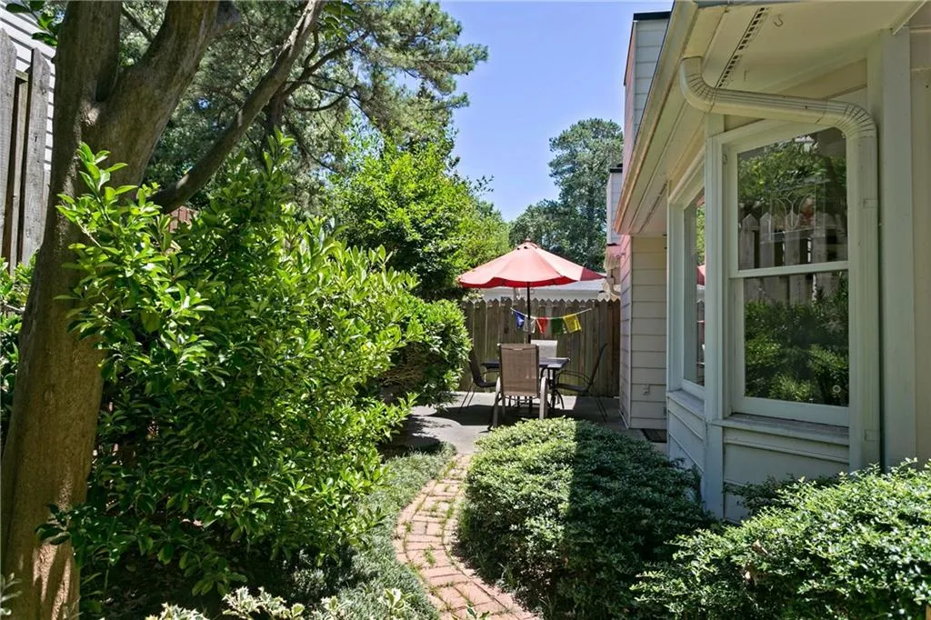 201 Dunwoody Chace, Sandy Springs, Georgia 30328, 2 Bedrooms Bedrooms, ,2 BathroomsBathrooms,Residential,Sold,201 Dunwoody Chace,5711813