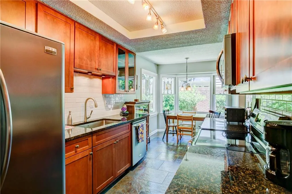 201 Dunwoody Chace, Sandy Springs, Georgia 30328, 2 Bedrooms Bedrooms, ,2 BathroomsBathrooms,Residential,Sold,201 Dunwoody Chace,5711813