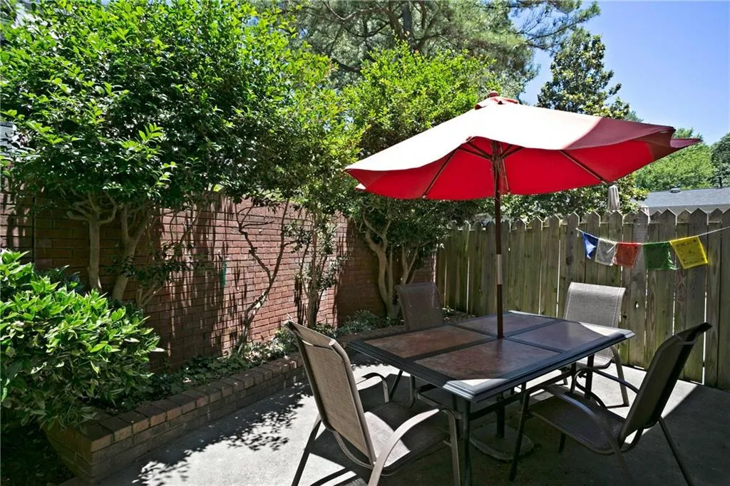 201 Dunwoody Chace, Sandy Springs, Georgia 30328, 2 Bedrooms Bedrooms, ,2 BathroomsBathrooms,Residential,Sold,201 Dunwoody Chace,5711813