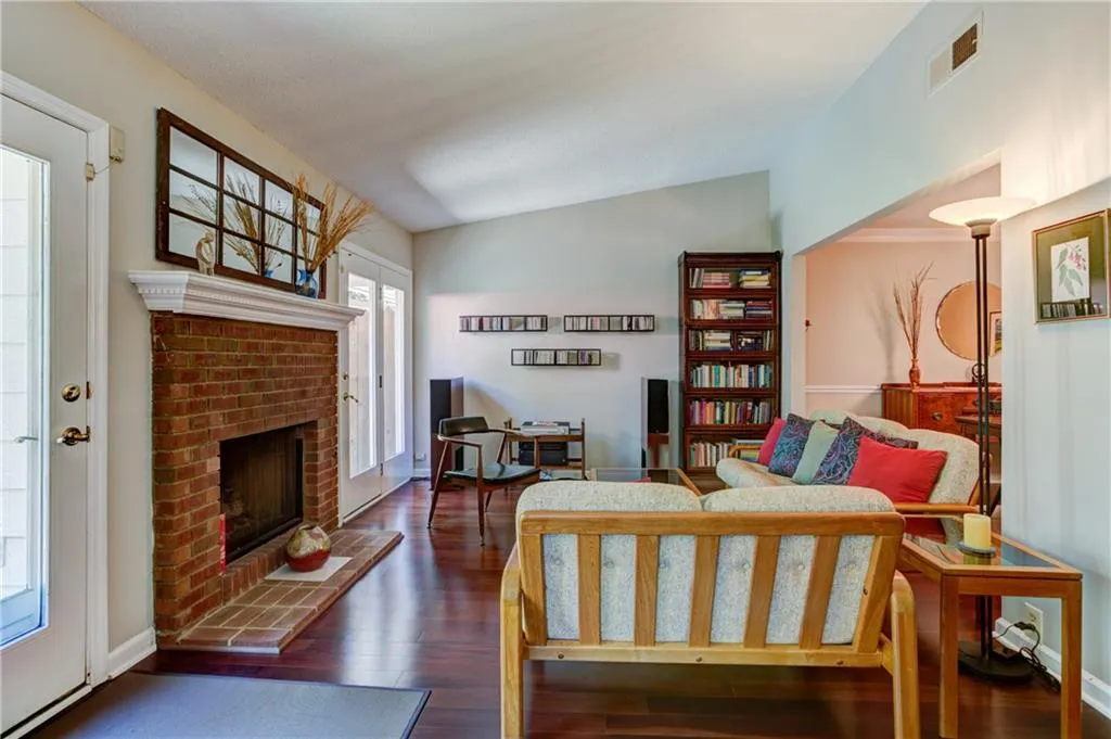 201 Dunwoody Chace, Sandy Springs, Georgia 30328, 2 Bedrooms Bedrooms, ,2 BathroomsBathrooms,Residential,Sold,201 Dunwoody Chace,5711813