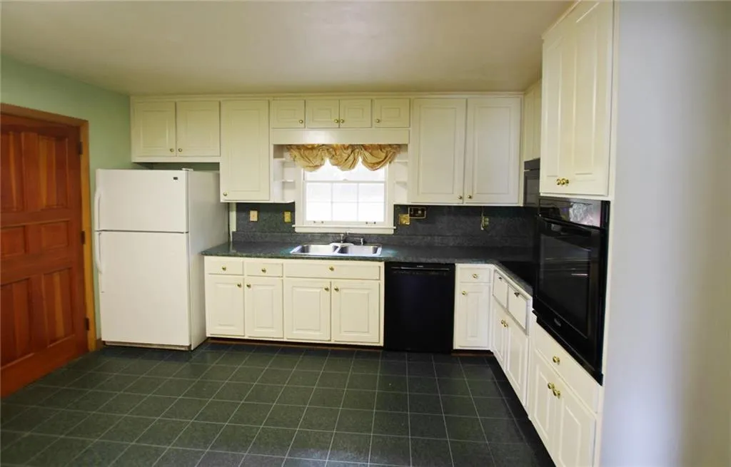 6555 Sentry Hill Trail, Sandy Springs, Georgia 30328, 4 Bedrooms Bedrooms, ,3 BathroomsBathrooms,Residential,Sold,6555 Sentry Hill Trail,6634643