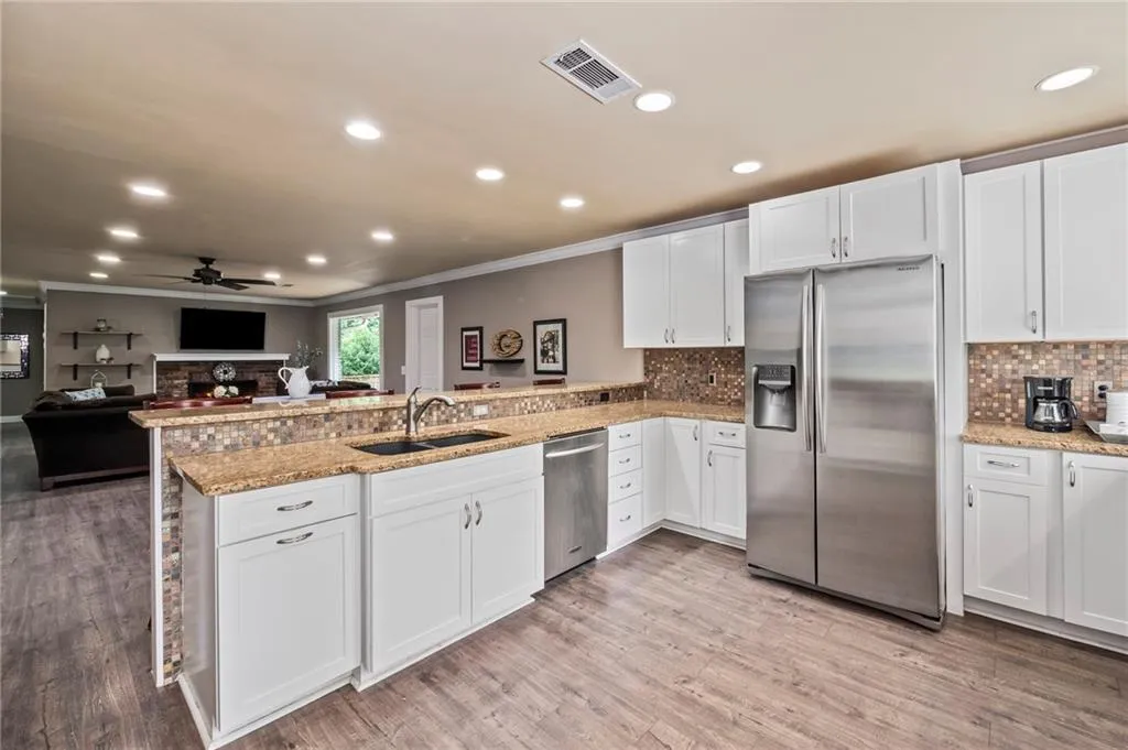 6639 Cherry Tree Lane, Sandy Springs, Georgia 30328, 3 Bedrooms Bedrooms, ,2 BathroomsBathrooms,Residential,Sold,6639 Cherry Tree Lane,6910756