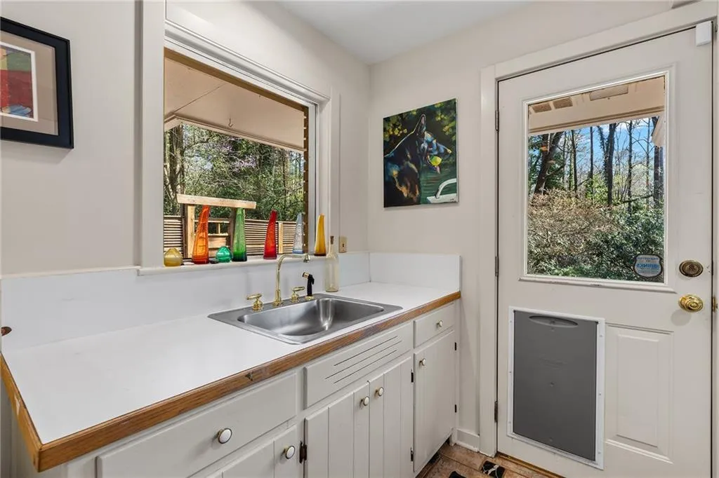 374 Londonberry Road, Atlanta, Georgia 30327, 4 Bedrooms Bedrooms, ,3 BathroomsBathrooms,Residential,Sold,374 Londonberry Road,7736916
