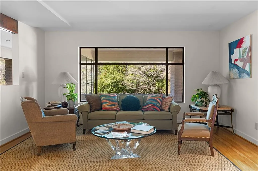 374 Londonberry Road, Atlanta, Georgia 30327, 4 Bedrooms Bedrooms, ,3 BathroomsBathrooms,Residential,Sold,374 Londonberry Road,7736916