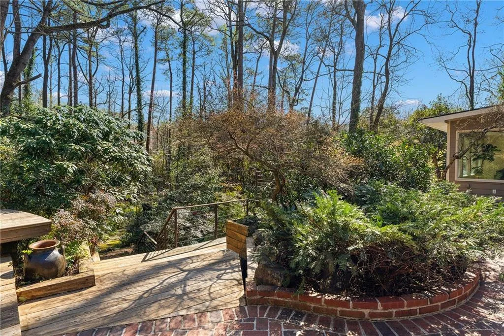 374 Londonberry Road, Atlanta, Georgia 30327, 4 Bedrooms Bedrooms, ,3 BathroomsBathrooms,Residential,Sold,374 Londonberry Road,7736916
