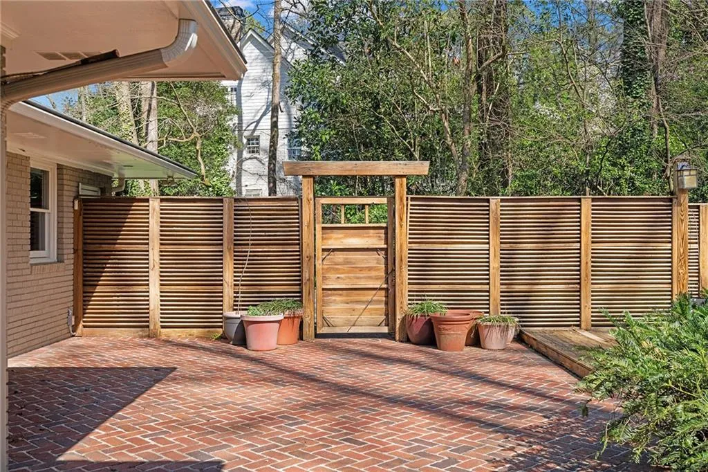 374 Londonberry Road, Atlanta, Georgia 30327, 4 Bedrooms Bedrooms, ,3 BathroomsBathrooms,Residential,Sold,374 Londonberry Road,7736916